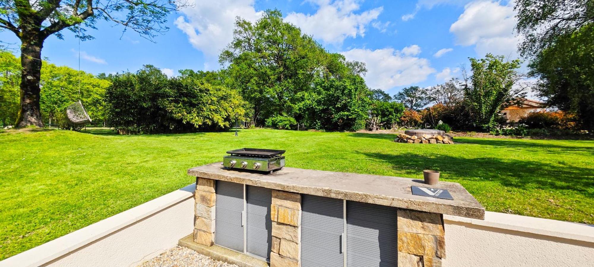 Villa Tagibao Avec Piscine Chauffee Et Spa Lesterps Bagian luar foto